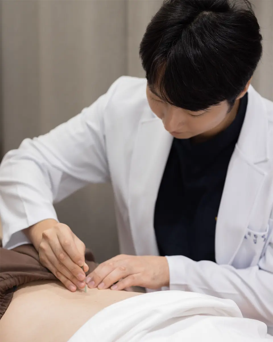 김원장님 침 놓는 중